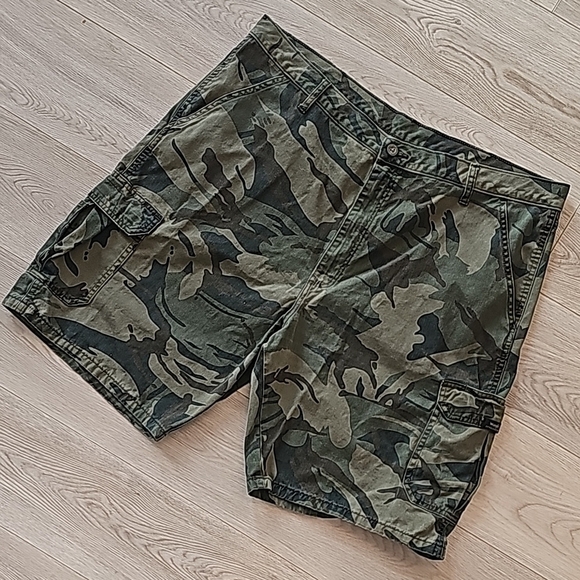 Wrangler Camo Cargo Shorts, sz 42 - Picture 3 of 11
